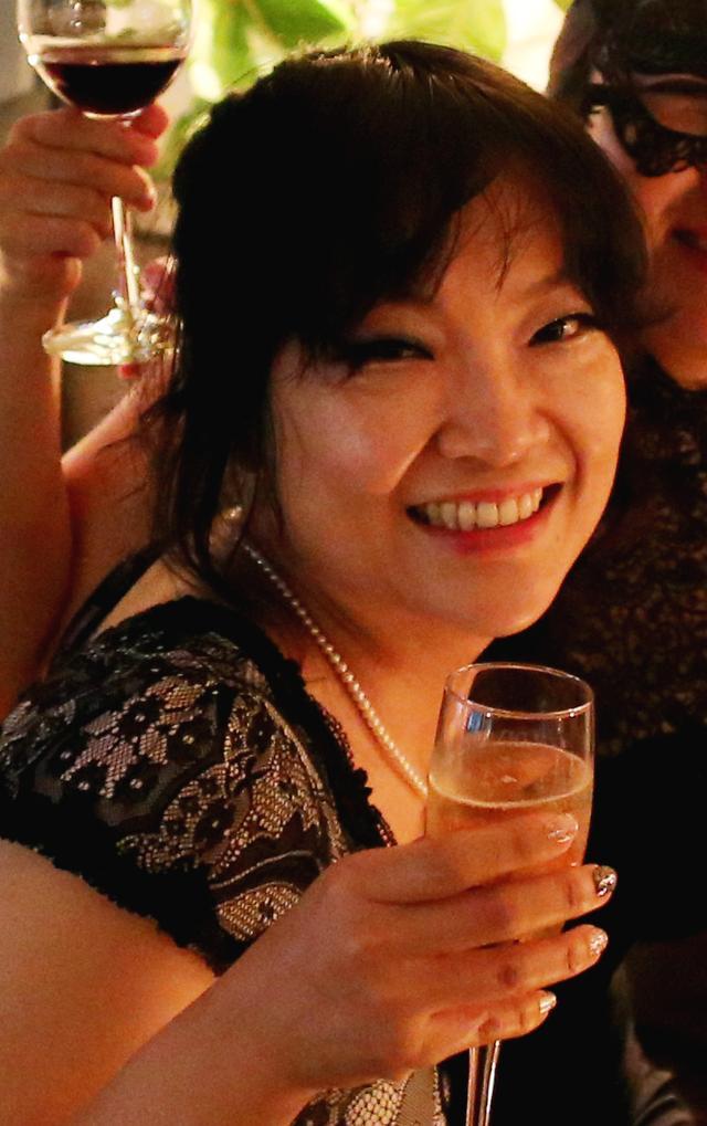 画像: 生まれも育ちも福岡の博多っ子。大学卒業後、事務員として働いていたが、ひょんなことから勝手に写真家になろうと思いたち、九州産業大学大学院芸術研究科入学、博士後期課程修了。大学院在学中に若年性乳がんを患い闘病するも復活。博多で朝まで飲み歩く日々。ジンソーダとアートとエロス(下ネタ)をこよなく愛す写真家。芸術博士。日本写真芸術学会会員。日本写真学会会員。