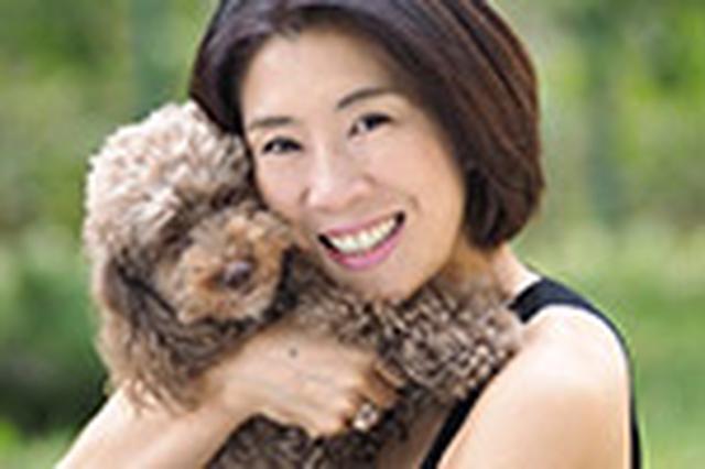画像: 村尾昌美 (むらおまさみ) 東京生まれ。立教女学院高校卒業、日本大学芸術学部で写真を専攻し、卒業後秋田好恵に師事。 '91年にニューヨークに渡米し、ファッションを中心に活動。’93年に帰国。現在、各界著名人のポートレート、舞台女優、俳優などを中心に写真を撮り続けている。また、世界各国のパワースポットに呼び寄せられ撮影し作品を制作する。国内各地やパリで写真展を開催し、近年はスピリチュアリスト江原啓之氏との新しい形のコラボレーション展覧会および出版をしている。国展新人賞受賞。浅田真央公式写真集「MAO」等、女優、俳優の写真集を多数出版。100人のポートレート作品集「PICTURES」を出版。