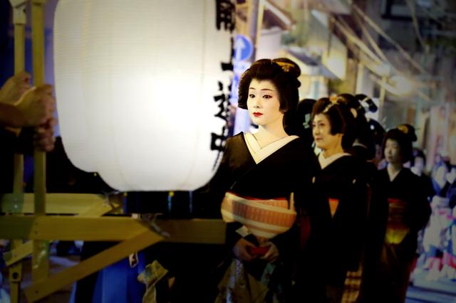 画像: 博多献上道中で芸妓さんに酔いしれる