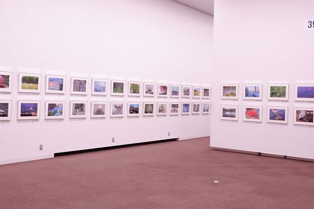 画像1: 広々とした素晴らしい空間に、余裕をもって作品が展示されています。