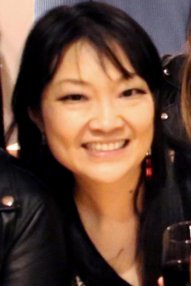 画像: 生まれも育ちも福岡の博多っ子。大学卒業後、事務員として働いていたが、ひょんなことから勝手に写真家になろうと思いたち、九州産業大学大学院芸術研究科入学、博士後期課程修了。大学院在学中に若年性乳がんを患い闘病するも復活。博多で朝まで飲み歩く日々。ジンソーダとアートとエロス(下ネタ)をこよなく愛す写真家。芸術博士。日本写真芸術学会会員。日本写真学会会員。 www.saoribaba.com