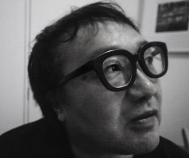 画像: 世界写真見本市「フォトキナ 92」で「世界の新しい表現者」の日本代表として作品が選ばれる。その後、海外の雑誌に特集が組まれるなど国内外で活躍。コカコーラや、世界のスーパーモデルを起用したファッション広告(カルティエなど)の他、ナンバーでは長嶋茂雄、本田圭佑、ミハエルシューマッハなど世界的スポーツ選手のポートレートが表紙を飾った。赤塚不二夫、岡本太郎、坂本龍一、細野晴臣、小山田圭吾、小泉今日子、武田真治、豊川悦司、首藤康之などの俳優や芸術家など多数。フォーカスの表紙も話題に。商業的な写真は2006年末をもって終わらせた。写真家/美術家、大阪芸術大学客員教授。