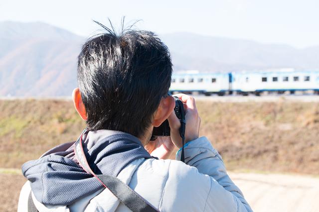 画像: ▲手持ちで列車を追いかけながら撮影。ボディとレンズのバランスがよく、しっかりとホールディングして撮影できる。