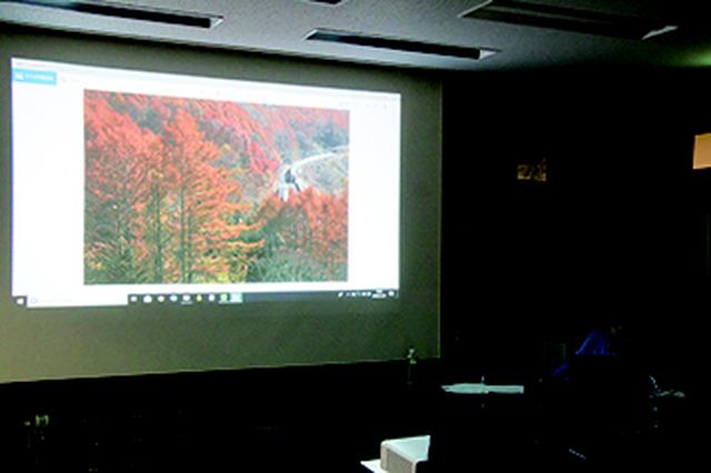 画像: ▲締めは長根プロが撮った作品をスクリーンに映してして レクチャー。参加者自身の作品との違いを勉強するとても 良い機会になった。