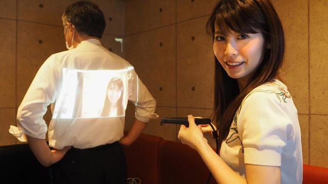 画像3: プロジェクターを上下に向けると台形になってしまうが、これを自動的に直せてしまうのがイイ!