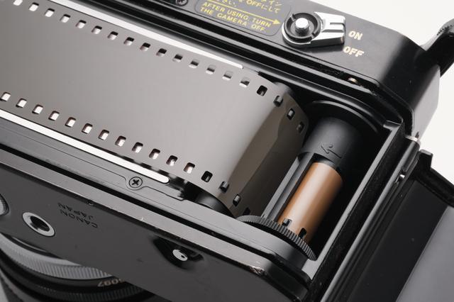 画像: EFのスプロケット。フィルム巻き上げは逆巻きとなる。