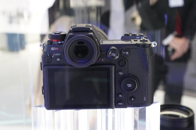 画像: ▲タイトルバックと上の背面写真は、ドイツ・ケルンで2018年9月に開催された「フォトキナ2018」で展示されたモックアップ。
