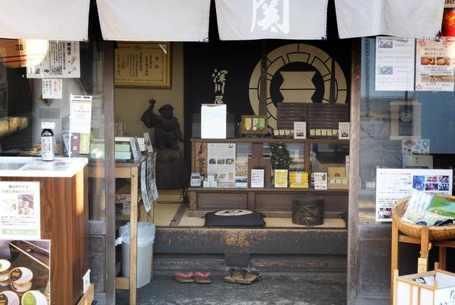 画像: 輝度差がうまく抑えられることで、屋外が白トビすることなく、かつ店の中も明るく写っていると思います。