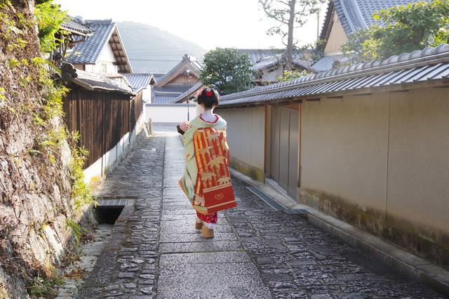 画像: 石畳と舞妓の絶妙なコンビネーション。