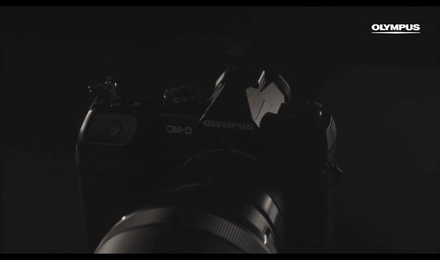 画像: 動画の終わりに出てくるカメラのシルエット。OM-D E-M1 Mark IIに似た感じだが、シャッターボタンまわりが違うように見える。