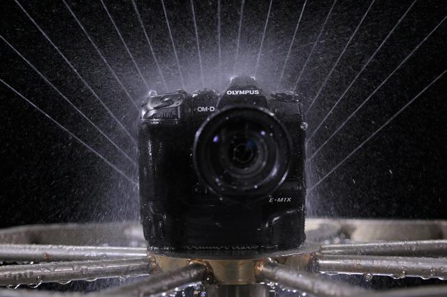 画像: IPX1よりも厳しい基準で試験を実施。過酷な環境でも撮影ができるという。