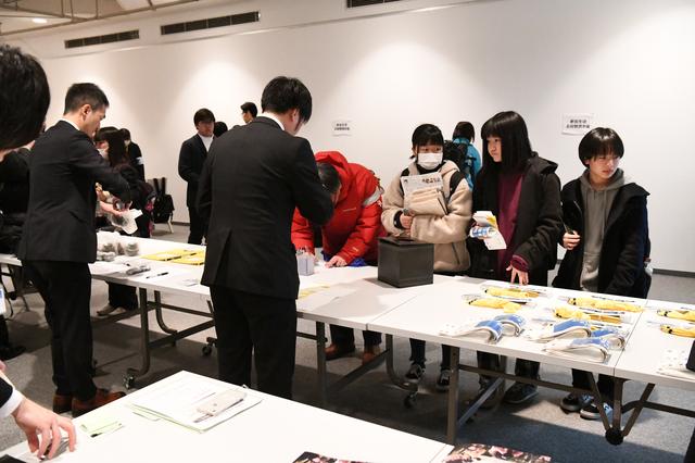 画像: ▲全国から15校の写真部員が横浜美術館に集結。受付の様子。