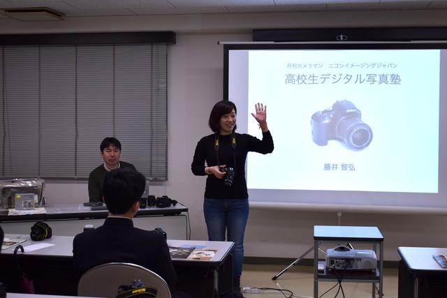 画像: ▲ニコンD5600の基本的な使い方を参加者に説明中のニコンイメージングジャパンの馬橋さん。