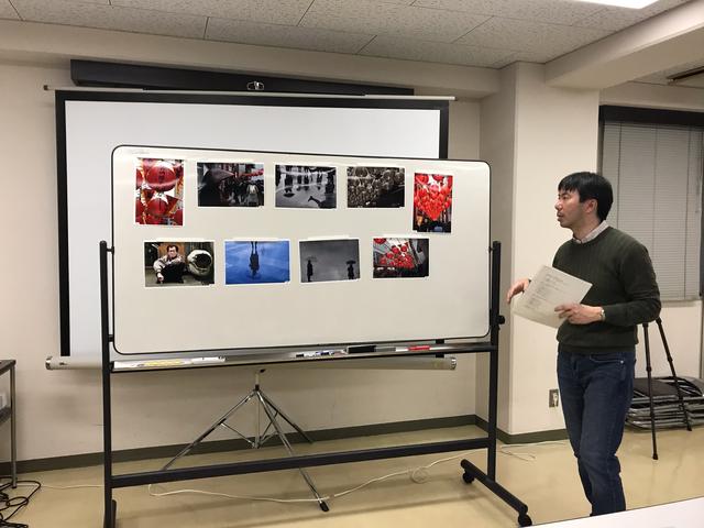 画像: ▲作品を講評中の藤井さん。