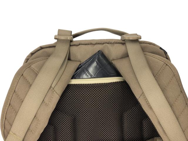 画像: ▲貴重品などを収納できる隠しポケットもある。