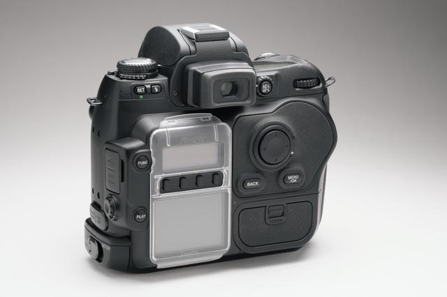 画像: 液晶モニターは2.0型。その上にはファンクションメニュー等を表示する液晶パネルを配置する