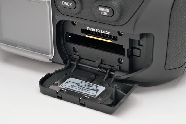 画像: カードスロットはCFおよびxDピクチャーカードのダブルスロットを採用