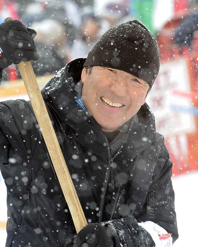 画像: 雪降るキッツビューエル回転ではコース整備に一役買う筆者。