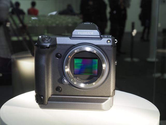 画像: まず注目は「GFX 100メガピクセル(名称未定)」