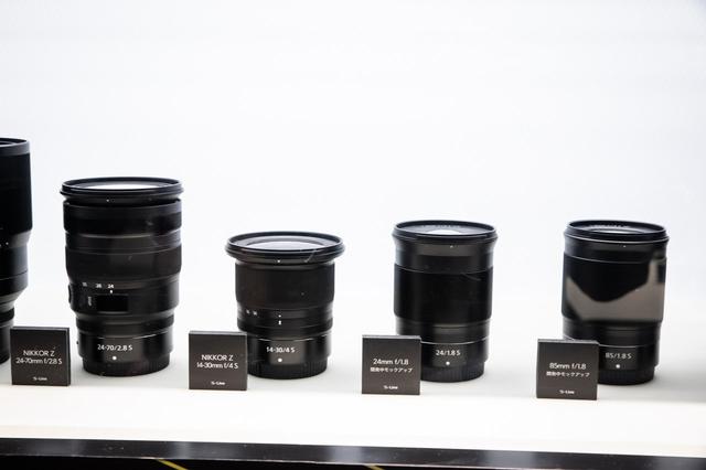 画像: ▲こちらも開発中のモックアップ。右から85mm f/1.8 S、24mm f/1.8 S。
