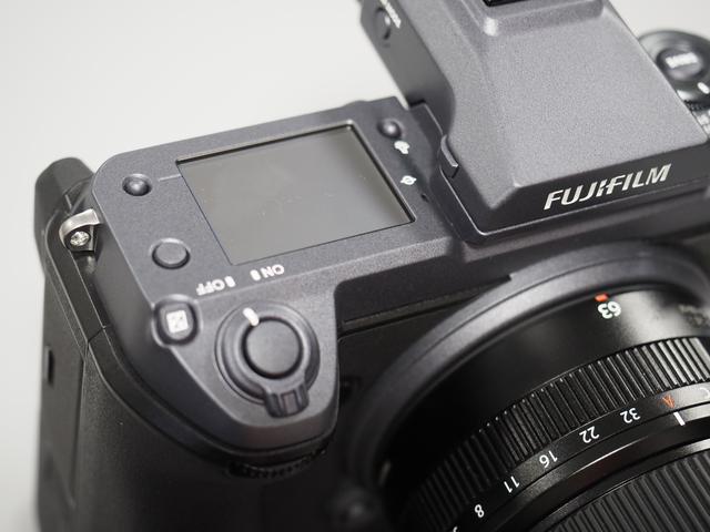 画像: ▲従来のダイヤル主体の操作ではなく、ボディ上面には大型のサブ液晶モニターを装備する。