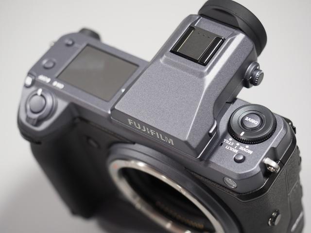 画像: ▲ドライブダイヤル(写真右)で静止画と動画を瞬時に設定切り替えができるという。