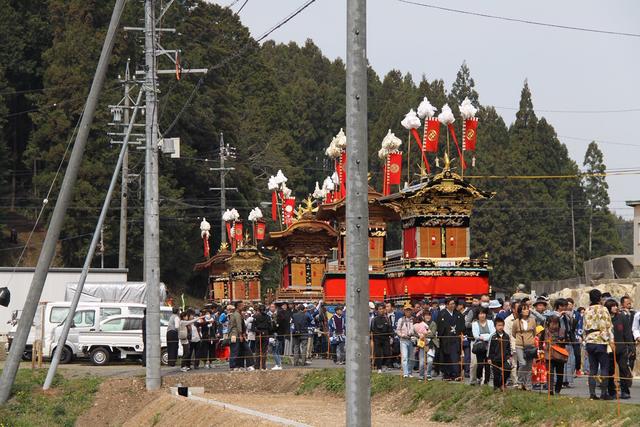 画像: 6両の絢爛豪華な山車が大行列を組んで移動する光景は華麗。