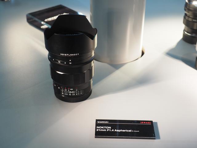 画像: ▲ノクトン21mm F1.4 Aspherical E-mount。従来のノクトン同様のローレット仕上げ。クリックなしに設定できる絞り切り替え機構を搭載している。