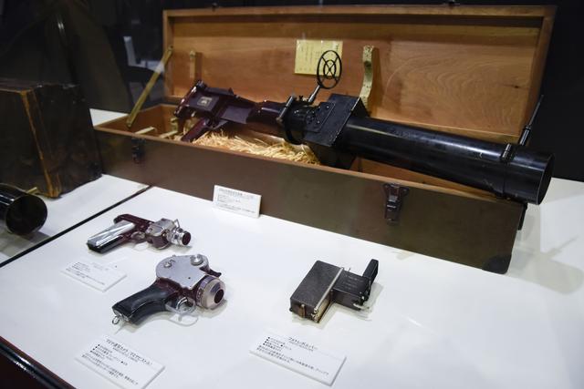 画像: ▲写真奥(上)・回転式射撃鑑査写真機(ハイス型)/前段左から、ドリュー2-16、マミヤ速写カメラ(マミヤピストル)、フォトレボルバー