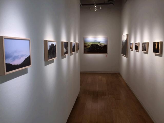 画像1: 岡嶋和幸作品展『風と土 Wind and Earth』は、アイルランドの情景に迫っています。会期中は無休ですので、是非お越しください。