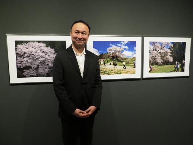 画像: ▲展示作品を前に福田さん。3/9(土)にはギャラリートークショーもあります。