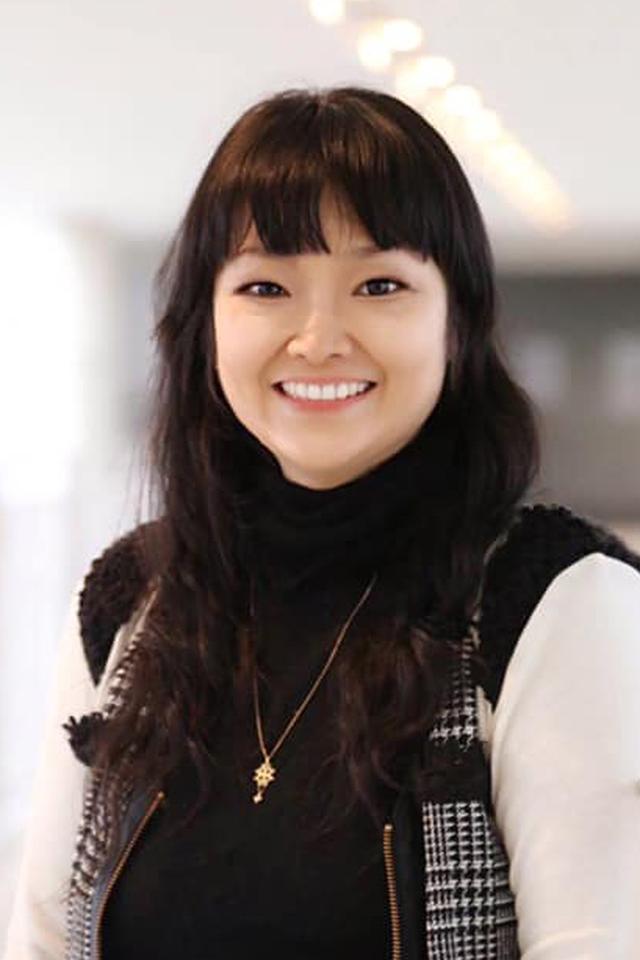 画像: 生まれも育ちも福岡の博多っ子。大学卒業後、事務員として働いていたが、ひょんなことから勝手に写真家になろうと思いたち、九州産業大学大学院芸術研究科入学、博士後期課程修了。大学院在学中に若年性乳がんを患い闘病するも復活。博多で朝まで飲み歩く日々。ジンソーダとアートとエロス(下ネタ)をこよなく愛す写真家。芸術博士。日本写真芸術学会会員。日本写真学会会員。 www.saoribaba.com