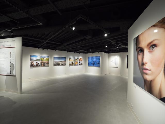画像: 2階ギャラリーでは5月29日までオープニング写真展として「Sシリーズの世界」を開催。国内外あわせて10名のプロによるLUMIX Sシリーズで撮影された作品が展示されている。