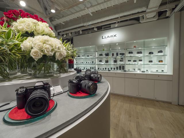 画像: 1階ショールーム。最新フルサイズLUMIX S1/S1Rをはじめ、先日発売がアナウンスされたLUMIX G99も展示されていた。