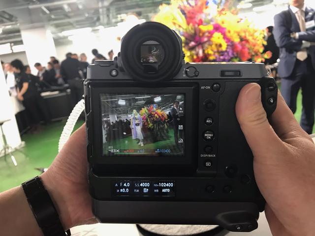 画像2: 富士フイルムは1億2百万画素ラージフォーマットセンサー搭載のミラーレスデジタルカメラ「FUJIFILM GFX100」を正式発表。発売は2019年6月下旬予定!