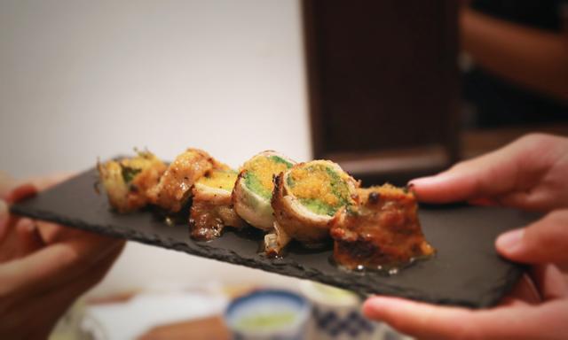 画像3: モダンなガラスカウンターの中に串焼きが!