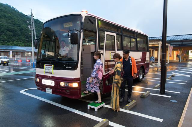 画像: ホタル生息地環境保護のため、積極的なシャトルバスのご利用をお願いしています