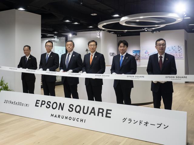画像: ▲セイコーエプソン、エプソン販売、来賓の三菱地所など関係者によるテープカットが厳かに行われた。