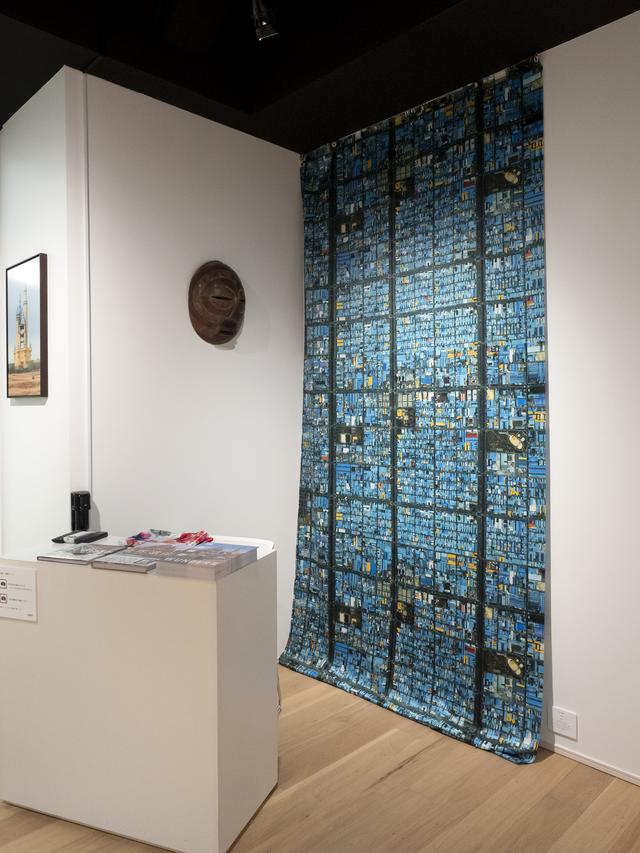 画像: ▲布素材へのプリント作品も展示されている。