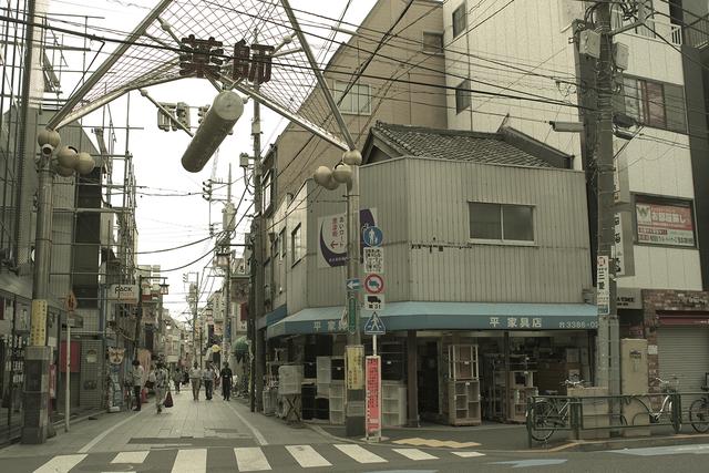 画像1: 駅前の喧騒が嘘のような薬師あいロード