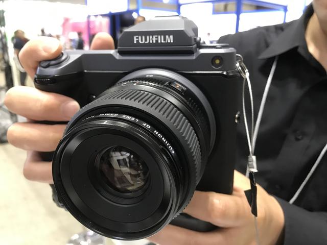 画像: 「ミラーレスカメラ体感コーナー」のGFX100。混雑時は手にするまで少し時間がかかったとのこと。二日目の午後はすぐにさわれた。