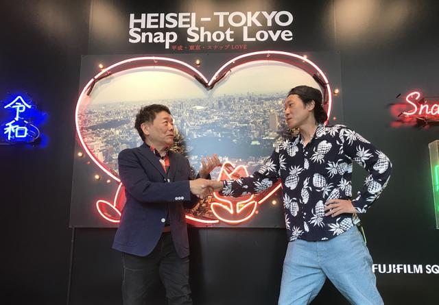 画像: オープニングのプレス内覧会で握手を交わすハービー・山口さんと元田敬三さん