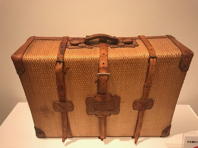 画像: ▲会場には使い込まれた柳行李のカバンも参考展示されていた。