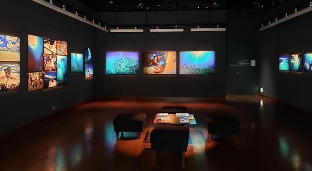 画像: 写真展会場の様子。会場にはオリジナルガチャマシンも設置!