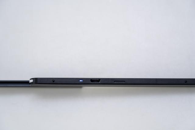 画像: ▲充電用USBコネクタと、LEDランプ。