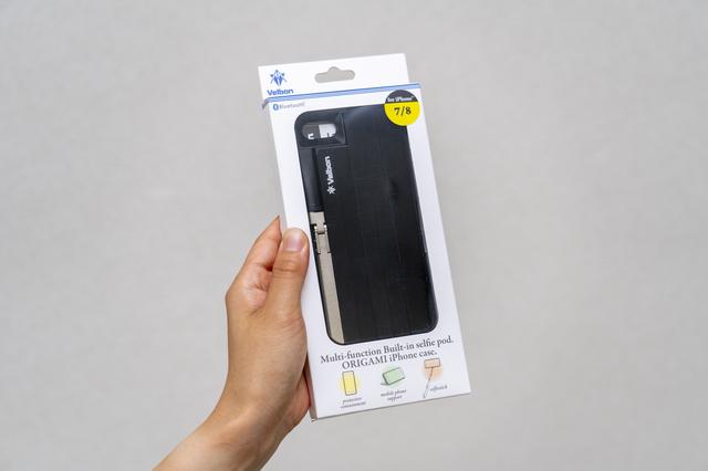 画像: iPhoneケースのパッケージに見えるが、自撮り棒がケースに付いている。対応機種は、iPhone7・8用、iPhoneX用がそれぞれラインナップされている。