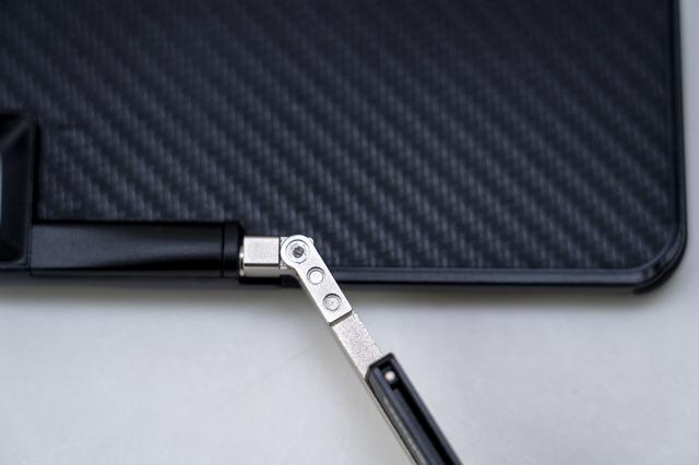 画像: ▲iPhoneケースと自撮り棒は、ヒンジを使って接続されている。一般的な自撮り棒の様な落下のリスクがかなり低い。
