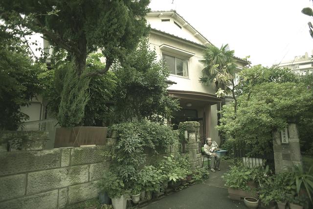 画像1: 住宅街にひっそりとたたずむ伝説の足跡