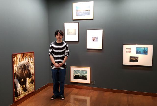 画像: 写真家の猪原悠さん。写真家であり映画監督である若木信吾さんに師事し、猪原さん自身も作品を撮りながら、国内外の写真展への出展や、トークイベントを主催するなどこれからの活躍が期待されます。