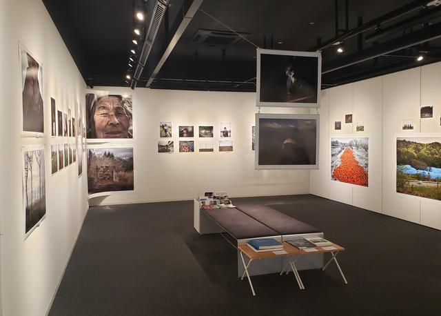画像: 写真展会場の様子。写真展のタイトル「Blue Persimmons」は日本語で「青い柿」の意。